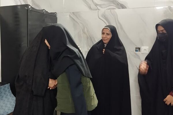دیدار دانش‌آموزان مدرسه نمونه دولتی شهیدی با مادر شهید مجید زارعی به مناسبت روز مادر