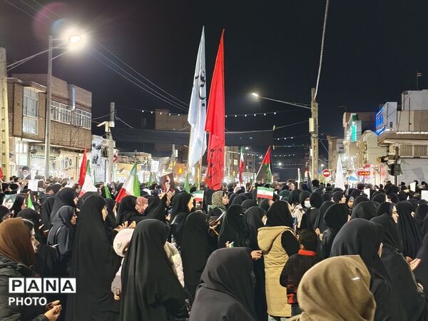 زنان و دختران سرخسی در صف اول دفاع از رهبری و ارزش‌ها