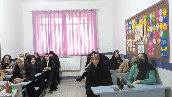 جلسه انجمن اولیا و ارائه کارنامه های هشدار به والدین در مدرسه شهید نجفی فدافن