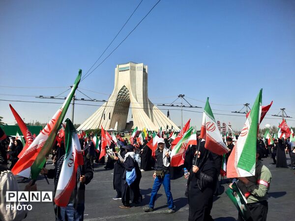 وداع باشکوه ملت با رهبر انقلاب و تشییع پیکر پاک و مطهر ایشان