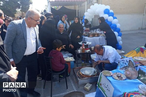 بازارچه دست‌سازه‌های کارو‌فناوری و غرفه‌ بومی محلی در دبیرستان شاهد ۱۶