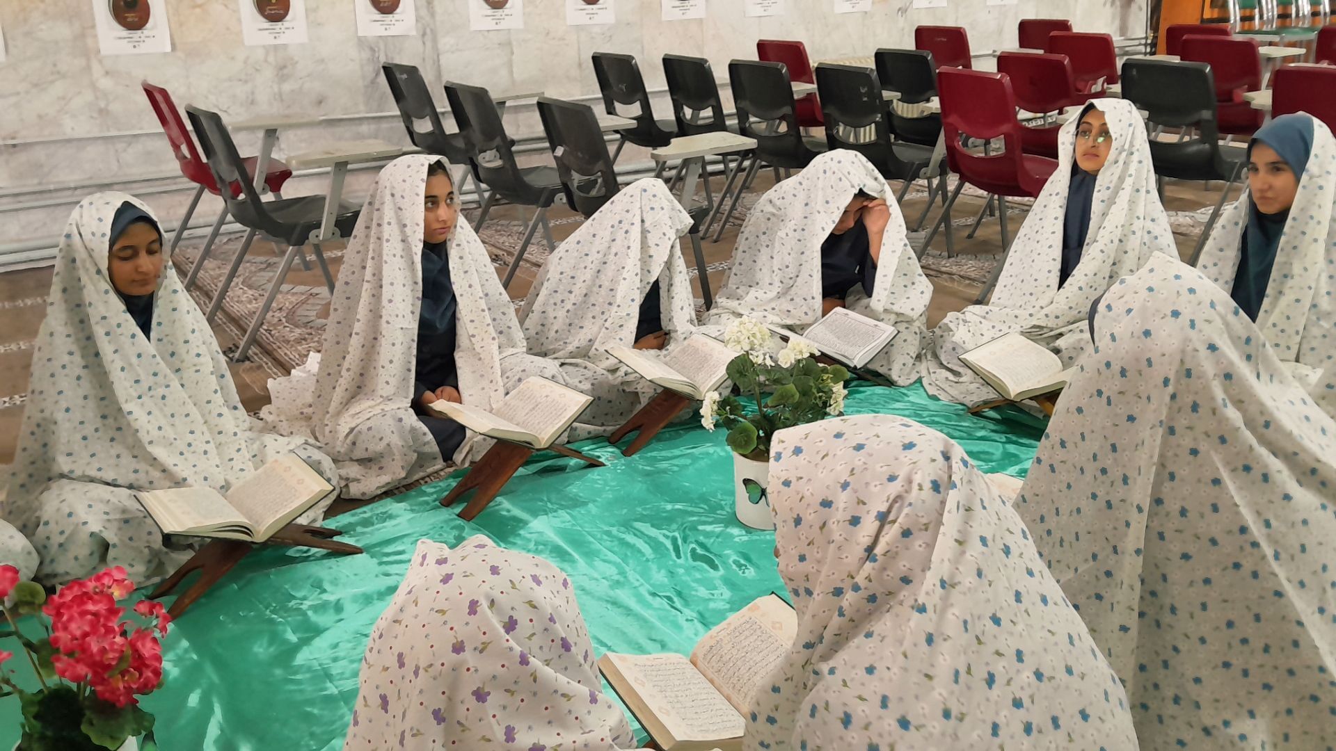 زنگ نماز در مدرسه فرزانگان به صدا درآمد