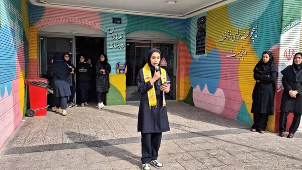 آغاز جشن‌های انقلابی مدرسه توسط پیشتازان 
