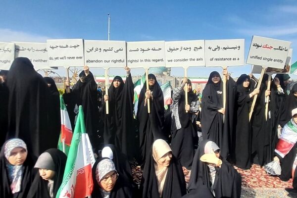 اجتماع بزرگ مشت‌های گره کرده در مشهد