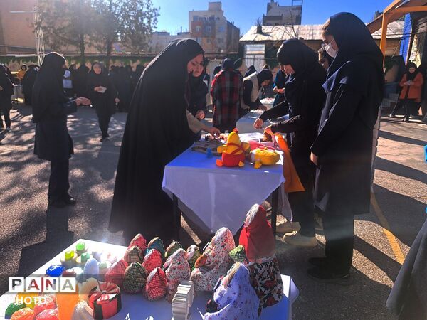 بازارچه دانش‌آموزی در دبیرستان علی افشارنژاد