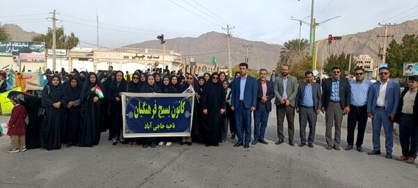 مردم حاجی‌آباد در راهپیمایی ۲۲ بهمن