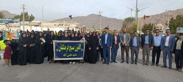مردم حاجی‌آباد در راهپیمایی ۲۲ بهمن