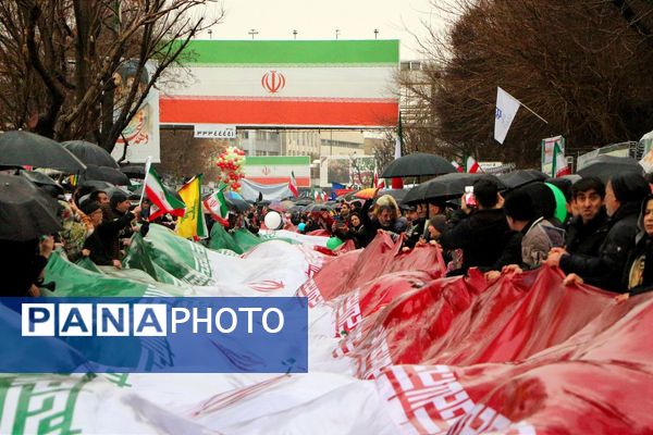 خلاقیت و نشاط دانش‌آموزی در غرفه‌های آموزش و پرورش در مسیر راهپیمایی ۲۲ بهمن