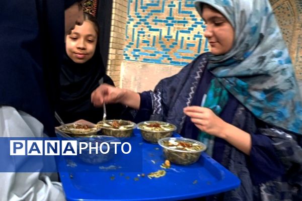 مراسم پخت نذری توسط دانش‌آموزان شیرازی به همت مجموعه تربیت علوی خواهران