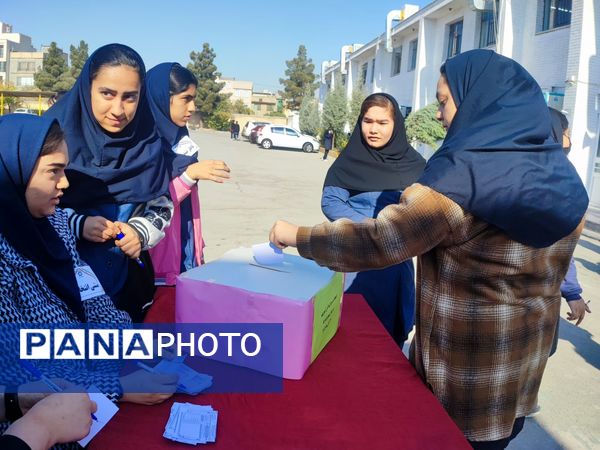 انتخابات شورای دانش‌آموزی در هنرستان مهدیزاده نیا