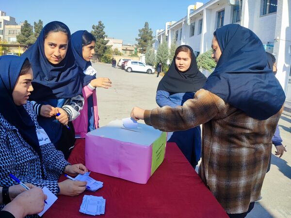 انتخابات شورای دانش‌آموزی در هنرستان مهدیزاده نیا