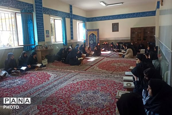 محفل انس با قرآن کریم در مدارس نامجو و آرمینه مصلی نژاد ناحیه دو شهرری 