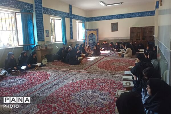 محفل انس با قرآن کریم در مدارس نامجو و آرمینه مصلی نژاد ناحیه دو شهرری 