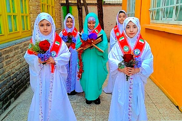 مراسم «لاله‌های روشن» در دبستان دکتر کیهانی 