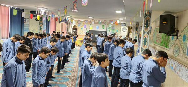 نمازجماعت پایه هشتم مدرسه زمانی با حضور مدیر آموزش و پرورش منطقه ۱۹ 