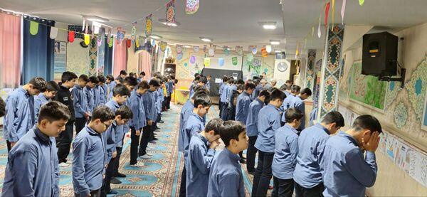 نمازجماعت پایه هشتم مدرسه زمانی با حضور مدیر آموزش و پرورش منطقه ۱۹ 