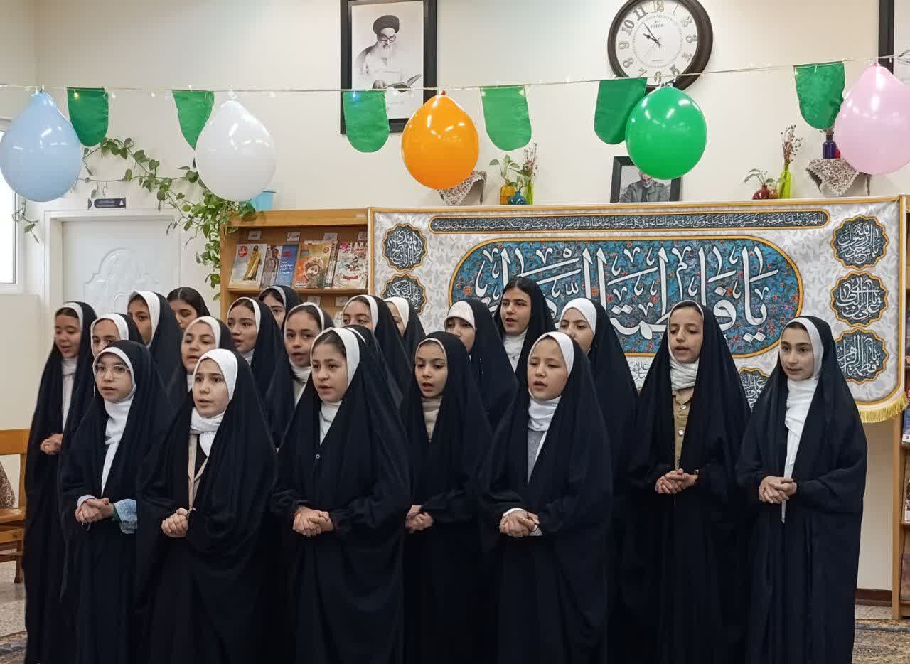 تقدیر از مادر شهید مهدی زاهدلویی در کتابخانه امام علی(ع) قم