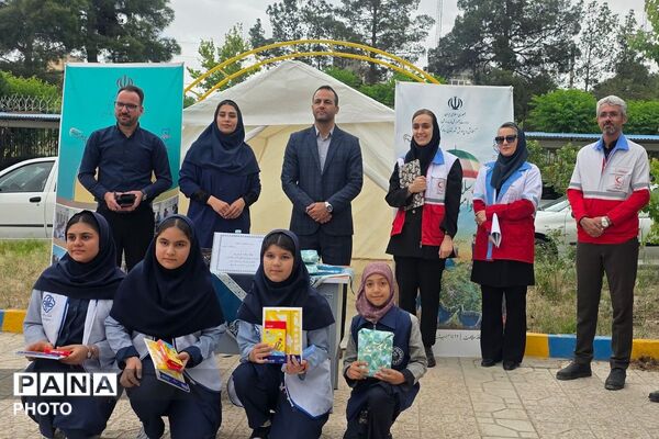 نمایی از یک روز آموزشی؛ سفیران سلامت در کنار کارشناسان بهداشت و هلال‌احمر