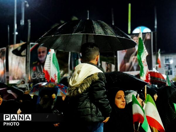 گلوگاه زیر باران، غرق در شور وطن