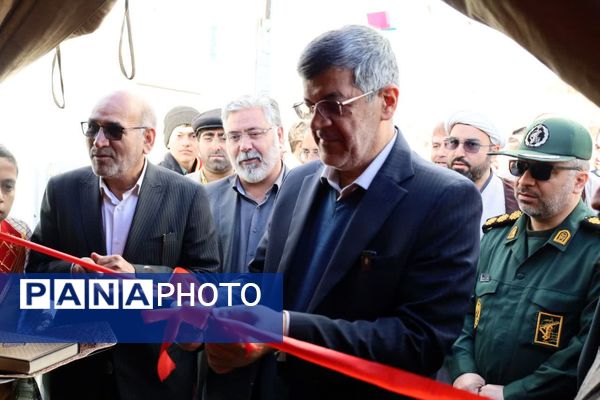 آیین نمادین نواختن «گلبانگ انقلاب اسلامی » در مدرسه احمد فتاحی ناحیه دو یزد