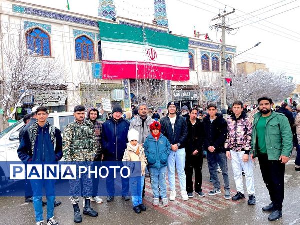 حضور پر شور فرهنگیان و دانش آموزان در کنار مردم ولایتمدار شهرستان صالح آباد در یوم الله ۲۲بهمن