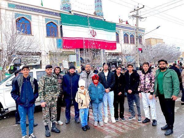 حضور پر شور فرهنگیان و دانش آموزان در کنار مردم ولایتمدار شهرستان صالح آباد در یوم الله ۲۲بهمن