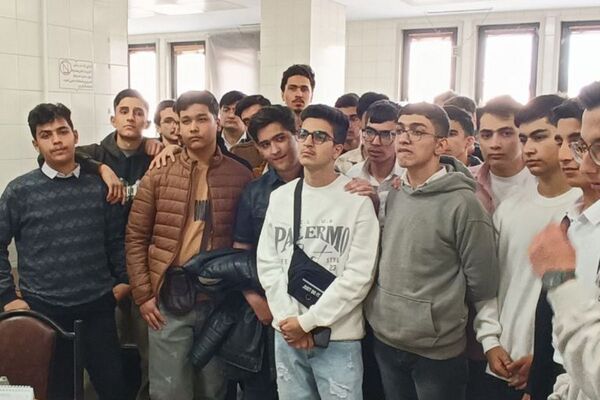 بازدید دانش‌آموزان دبیرستان شهدای علم‌ و فناوری بهارستان دو از دانشکده دندانپزشکی تهران 