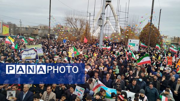 از نوجوان تا کهنسال؛ همه اقشار نورآباد در صف‌های متحد راهپیمایی ۲۲ بهمن