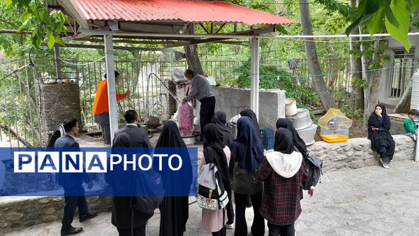 بازدید دانش‌آموزان جعفرآباد از کارگاه گلاب‌گیری روستای «بنابر»