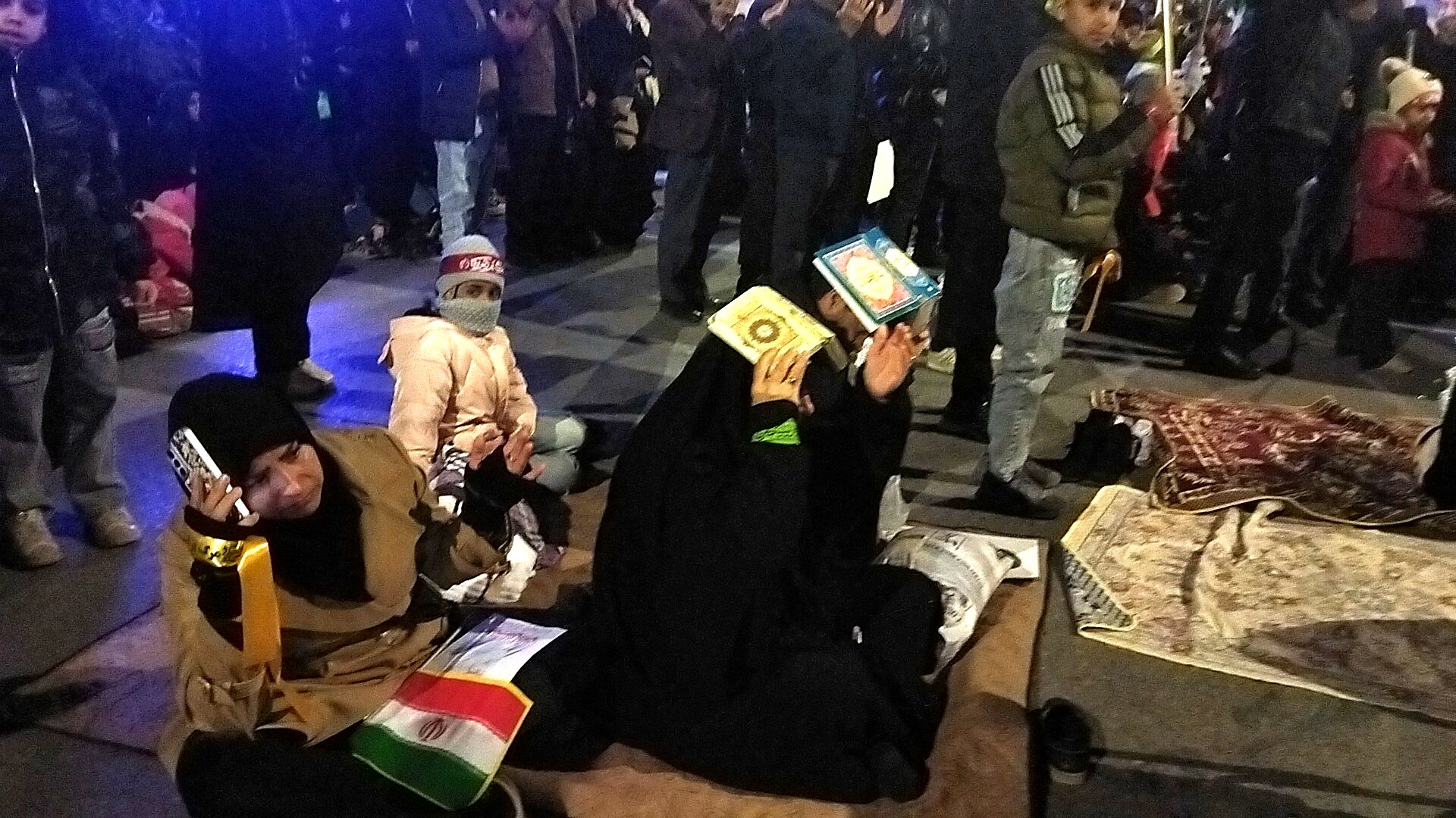 نیشابوری ها قرآن ها را به سر گرفتند-۲
