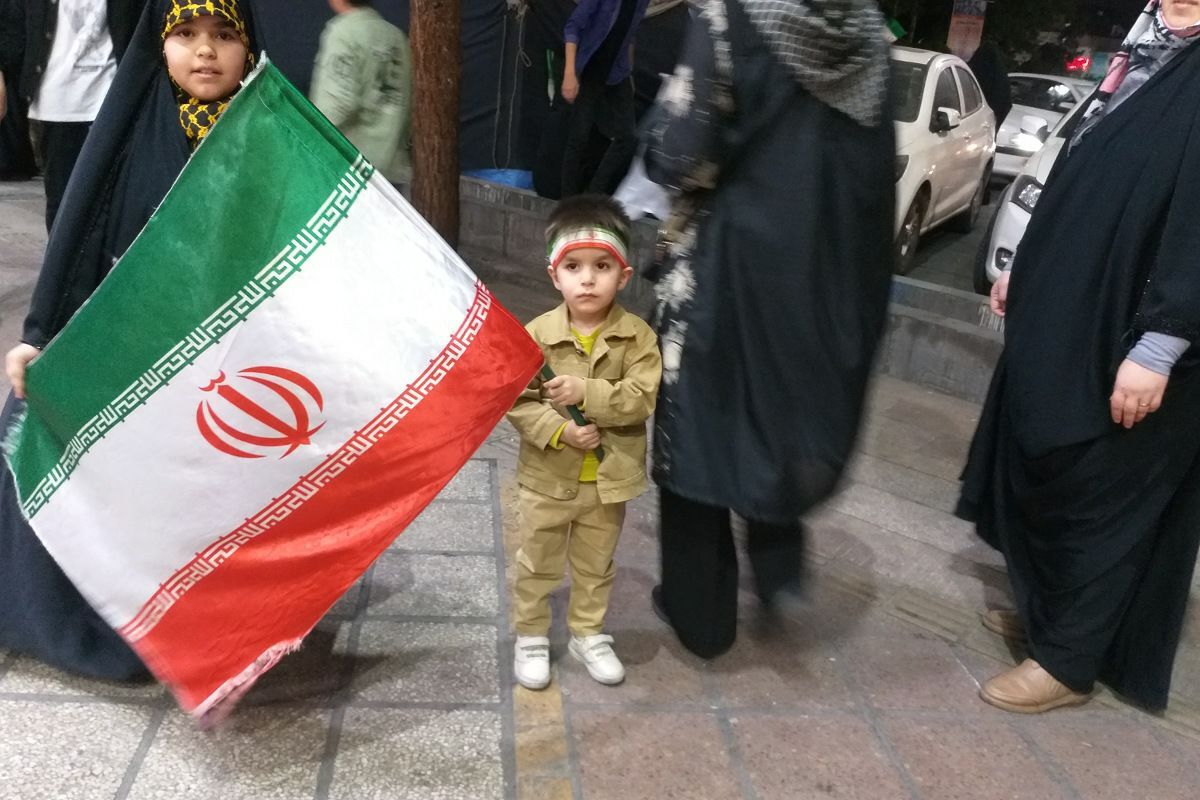 راهپیمایی مردم اندیشه فاز یک در مقابل مسجد امام جعفر صادق 