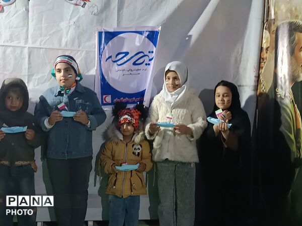 غوغای دانش‌آموزان در استقبال از موکبِ «فرزندانِ سردار سلیمانی»
