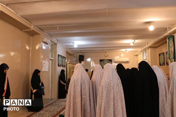 اقامه نخستین نماز مهرماه در هنرستان آل‌یاسین