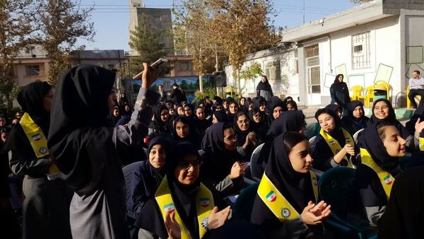 نواخته‌شدن زنگ مهر در مدرسه فرزانگان ۴ مشهد