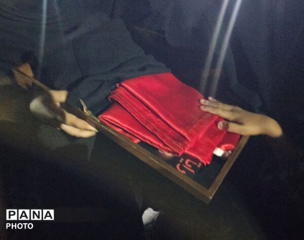 جلوه معنوی در سندرک؛ پرچم متبرک حرم اباعبدالله (ع) و عبای رهبر معظم انقلاب در تجمع مردمی