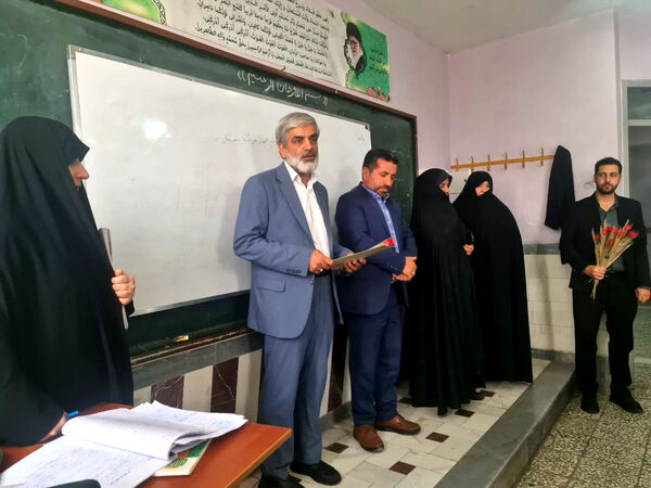 تقدیر مدیر آموزش و پرورش ناحیه 2 قم از معلمان دبیرستان سید احمد فاتحی یک 