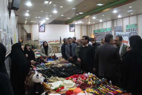 نمایشگاه صنایع دستی ملکان فرصتی برای دیدن و خرید آثار بومی