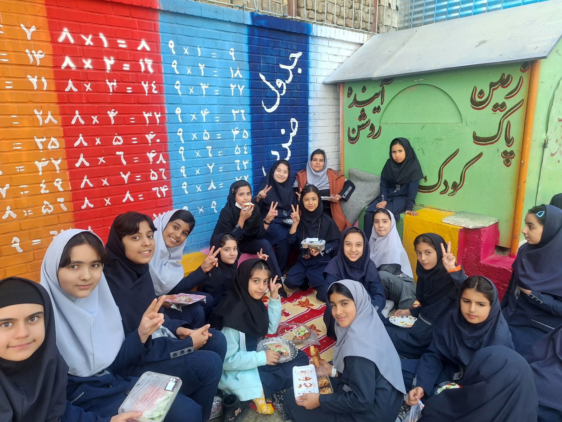 طعم همدلی، عطر امید در جشنواره غذای سلامت روان در مدرسه مهندس رحمانی فرد ناحیه یک مشهد مقدس