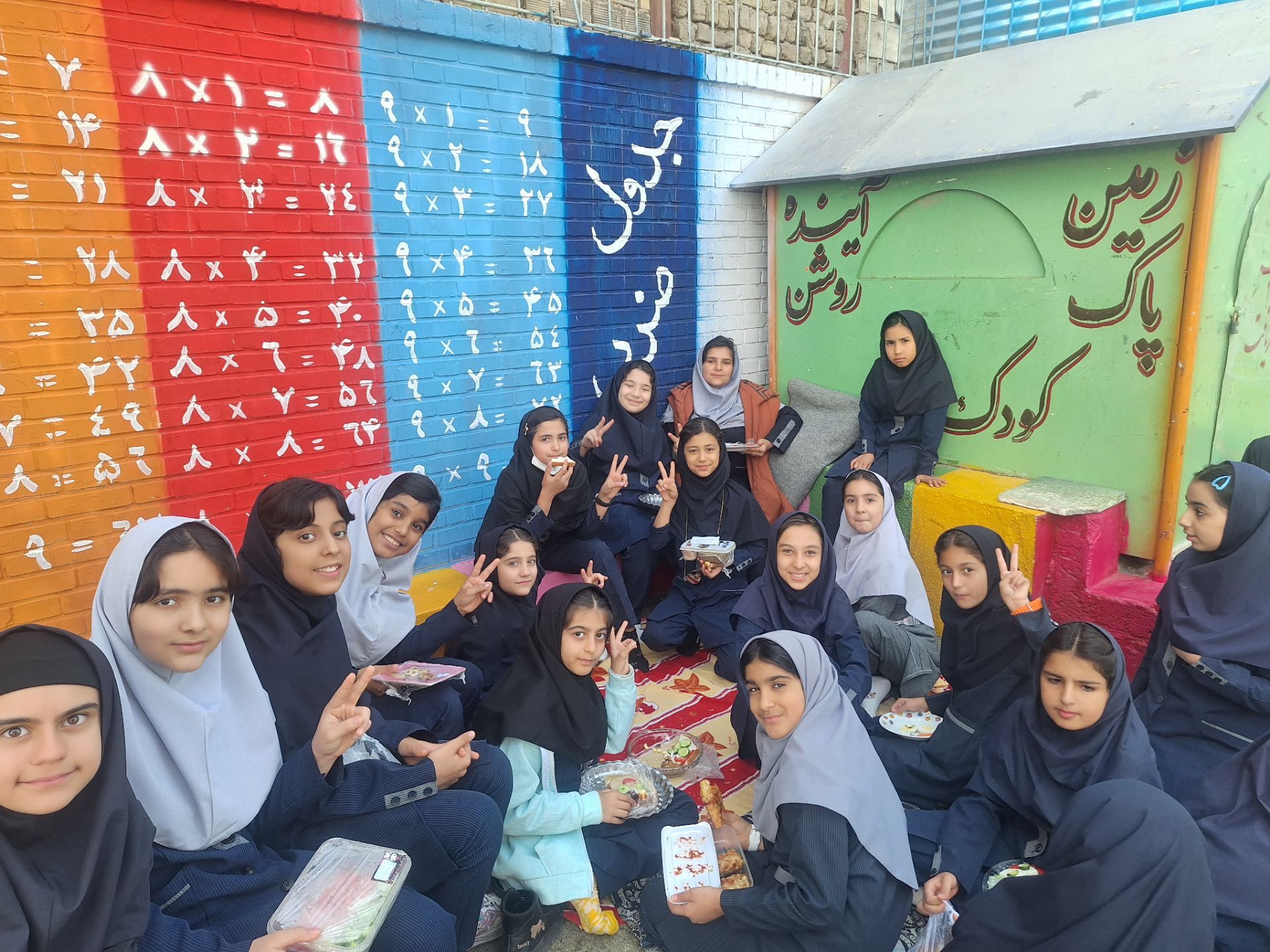 طعم همدلی، عطر امید در جشنواره غذای سلامت روان در مدرسه مهندس رحمانی فرد ناحیه یک مشهد مقدس