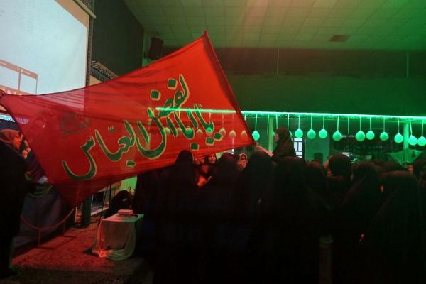 اعتکاف دانش‌آموزی رباط‌کریم با پرچم‌گردانی حضرت ابوالفضل(ع)