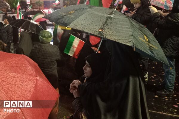 حضور مستمر و همدل مردم پردیس در تجمعات شبانه با وجود بارندگی