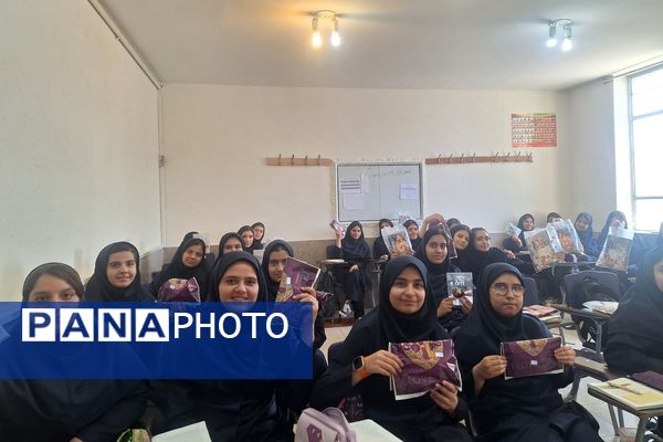 تقدیر از برگزیدگان مسابقات دانش‌آموزی در کلاس‌های درس