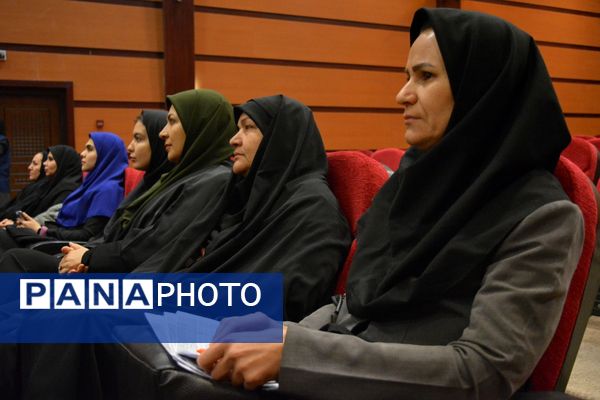 آیین تجلیل از برگزیدگان حوزه مشاوره و پیشگیری از آسیب‌های اجتماعی بهارستان‌دو