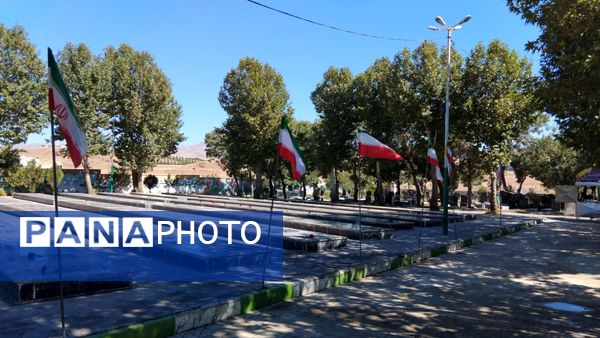 گلباران مزار شهدای اهر به‌مناسبت آغاز هفته دفاع مقدس