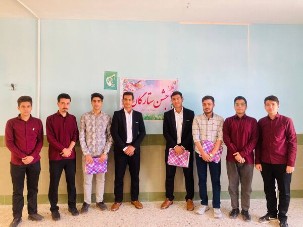  از دانش‌آموزان برتر کنکور در «جشن ستارگان» دبیرستان نمونه آیت‌الله خامنه‌ای تجلیل شد 
