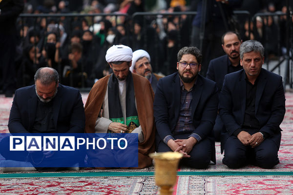 اهتزاز پرچم عزای سیدالشهدا(ع) بر فراز گنبد حرم حضرت معصومه(س)