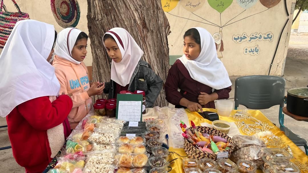 بازارچه کسب و کار دانش‌آموزی در دبستان مولوی فین 
