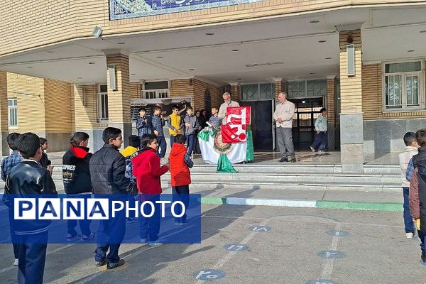 تجدید عهد دانش آموزان مدرسه ایمان ورامین با امام حسین (ع) 