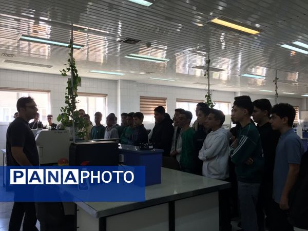 بازدید دانش آموزان دبیرستان نمونه آیت‌الله خامنه‌ای از دانشکده پزشکی دانشگاه فردوسی مشهد