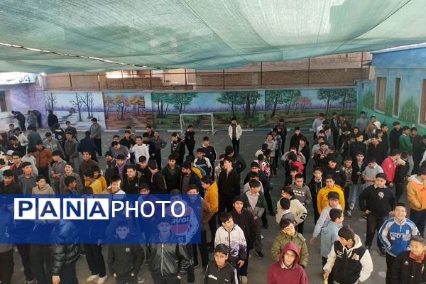 جشن آغاز دهه فجر در دبیرستان شهید احمدی روشن 